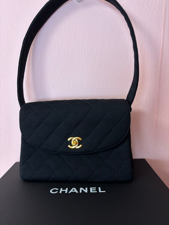 キルティング　ハンドバッグ（ブランドバッグ）の商品画像 - 査定依頼日：2025年4月20日 - 最高査定価格：200,000円