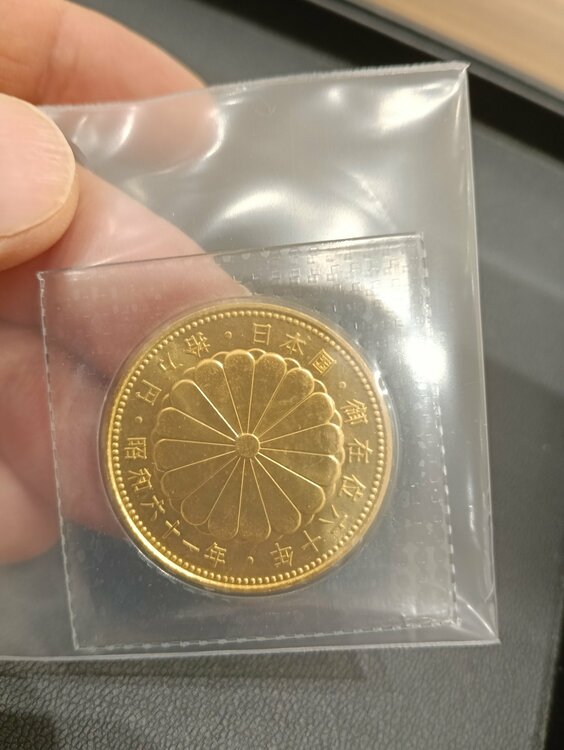 天皇陛下御在位60年記念 10万円金貨（金・貴金属）の商品画像 - 査定依頼日：2026年3月4日 - 最高査定価格：520,000円