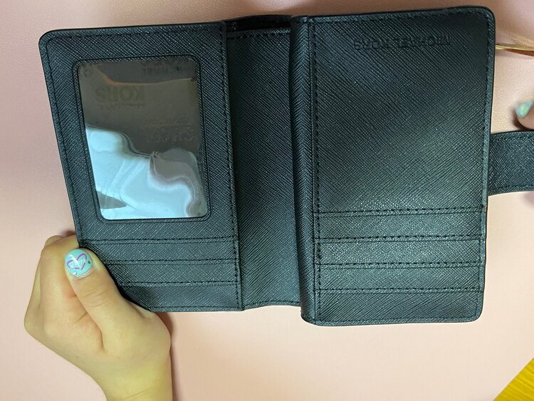 二つ折財布（ブランド財布・小物）の商品画像 - 査定依頼日：2025年3月31日 - 最高査定価格：1,000円