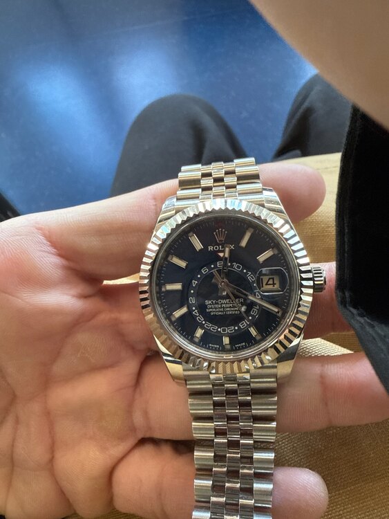 ロレックス スカイドゥエラー 32693（高級時計）の商品画像 - 査定依頼日：2024年12月14日 - 最高査定価格：3,300,000円