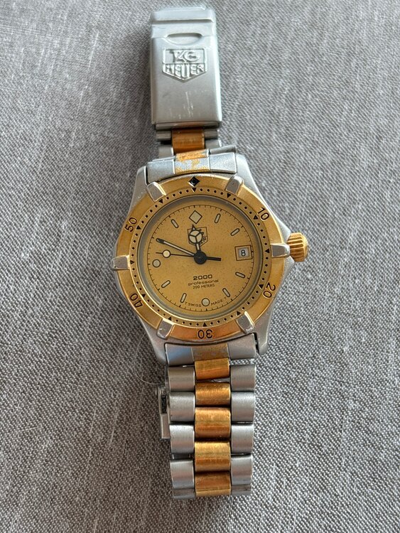 タグホイヤー その他 2000 professionak（高級時計）の商品画像 - 査定依頼日：2025年4月18日 - 最高査定価格：30,000円