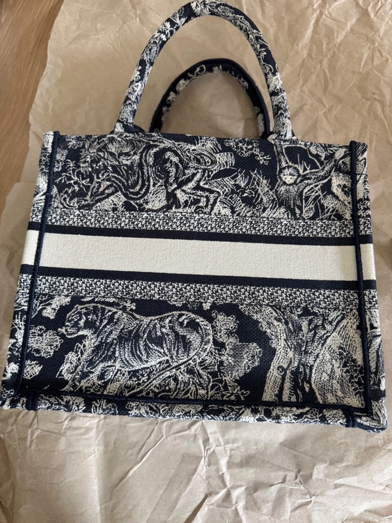 Dior Book Toteバッグスモール.リバーストワルドゥジェイ　エンブロイダリー（ブランドバッグ）の商品画像 - 査定依頼日：2026年7月28日 - 最高査定価格：160,000円