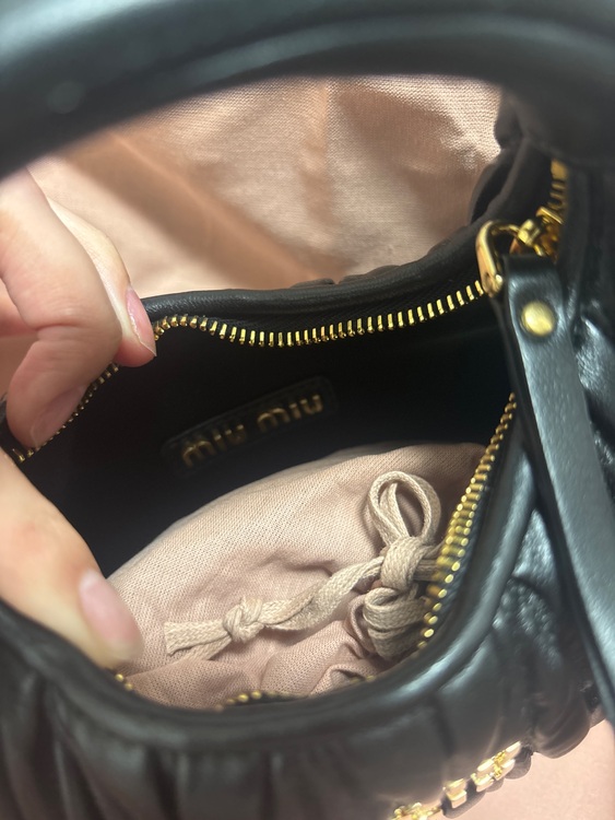 ミュウミュウ  （ブランドバッグ）の商品画像 - 査定依頼日：2025年9月22日 - 最高査定価格：185,000円