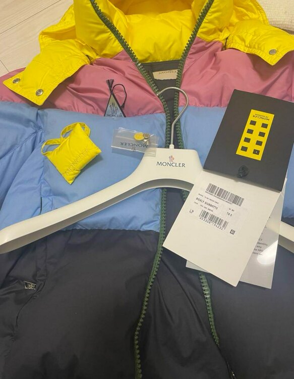 モンクレール JW Anderson コレクション マルチカラー ダウン（古着・ファッション）の商品画像 - 査定依頼日：2024年12月3日 - 最高査定価格：40,000円