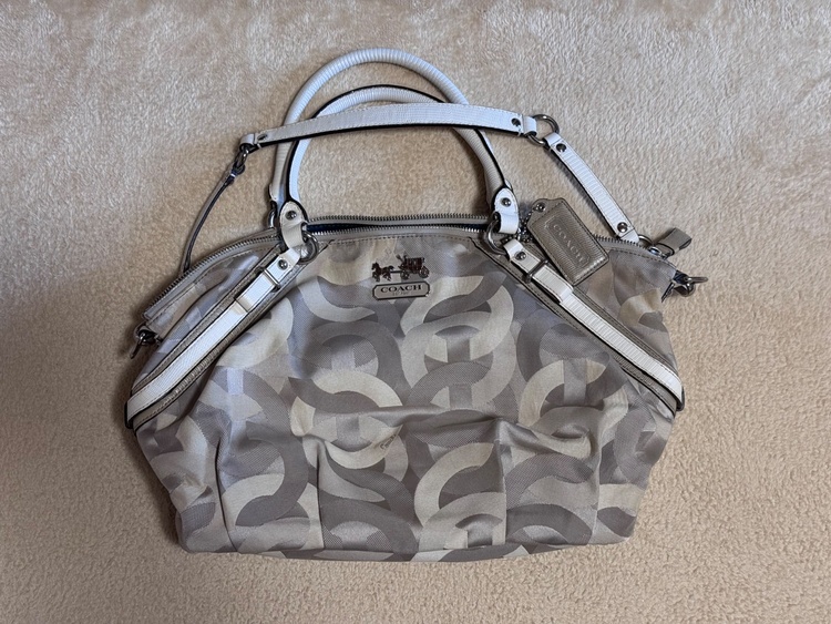 COACH コーチ ハンドバッグ オプアート 2way（ブランドバッグ）の商品画像 - 査定依頼日：2026年5月9日 - 最高査定価格：2,000円