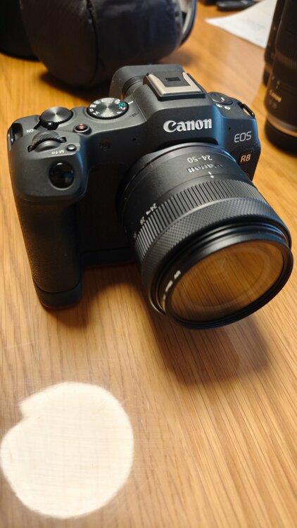 CANON EOS R8 レンズキット（カメラ）の商品画像 - 査定依頼日：2026年7月2日 - 最高査定価格：150,000円