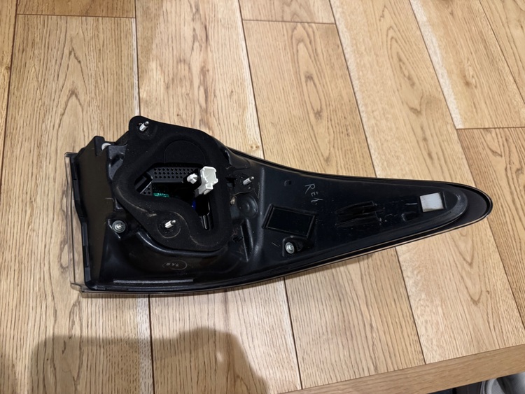 h27 レクサスGS後期 300h fスポーツ純正テールランプDAA-AWL10（カー用品）の商品画像 - 査定依頼日：2025年6月23日 - 最高査定価格：300円