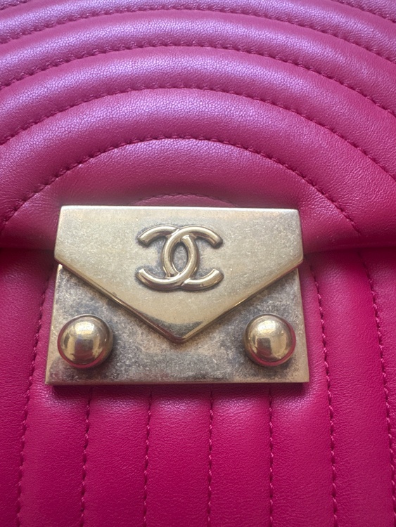 CHANELデザインステッチ ショルダーバッグ赤（ブランドバッグ）の商品画像 - 査定依頼日：2026年4月27日 - 最高査定価格：300,000円