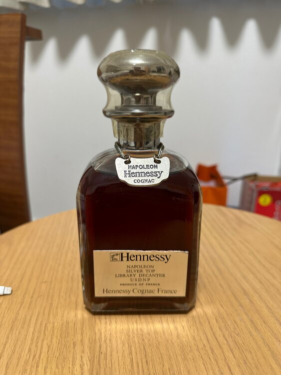 ヘネシーシルバーナポレオンコニャック（お酒）の商品画像 - 査定依頼日：2025年2月20日 - 最高査定価格：10,500円
