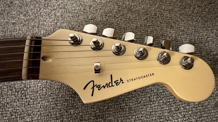 Fender Limited Edition American Showcase（ピアノ・楽器・PA機材）の商品画像 - 査定依頼日：2026年5月4日 - 最高査定価格：160,000円