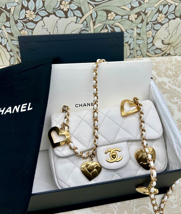 CHANEL ハートチャーム ミニマトラッセ ホワイト（ブランドバッグ）の商品画像 - 査定依頼日：2026年5月29日 - 最高査定価格：260,000円