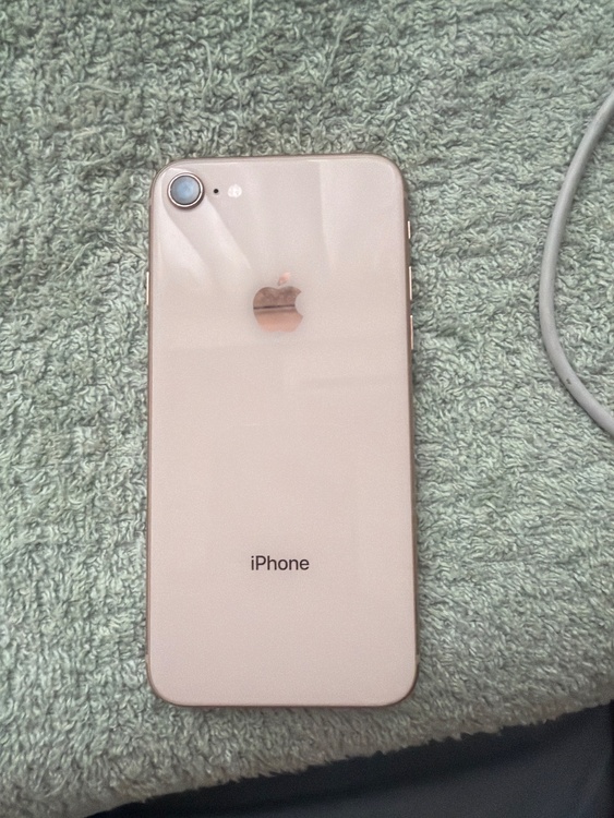 iPhone iPhone8 128GB au（スマホ）の商品画像 - 査定依頼日：2026年6月30日 - 最高査定価格：4,500円