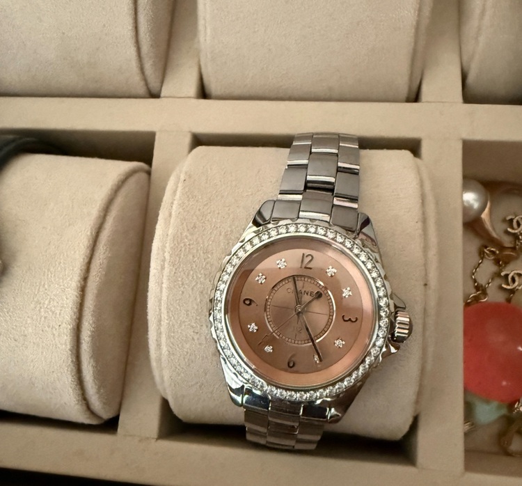 J12  クロマティック（高級時計）の商品画像 - 査定依頼日：2025年8月30日 - 最高査定価格：700,000円