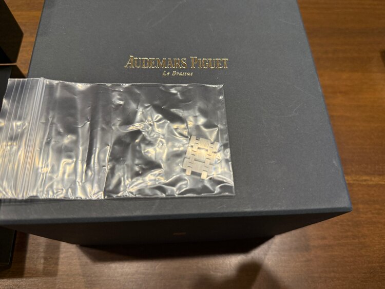 オーデマピゲ ロイヤルオーク （高級時計）の商品画像 - 査定依頼日：2025年2月1日 - 最高査定価格：5,000,000円