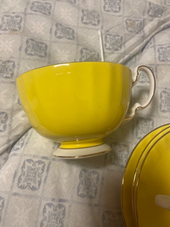 ティーカップ２個と皿３枚（美術品・骨董品）の商品画像 - 査定依頼日：2025年7月19日 - 最高査定価格：100,000円