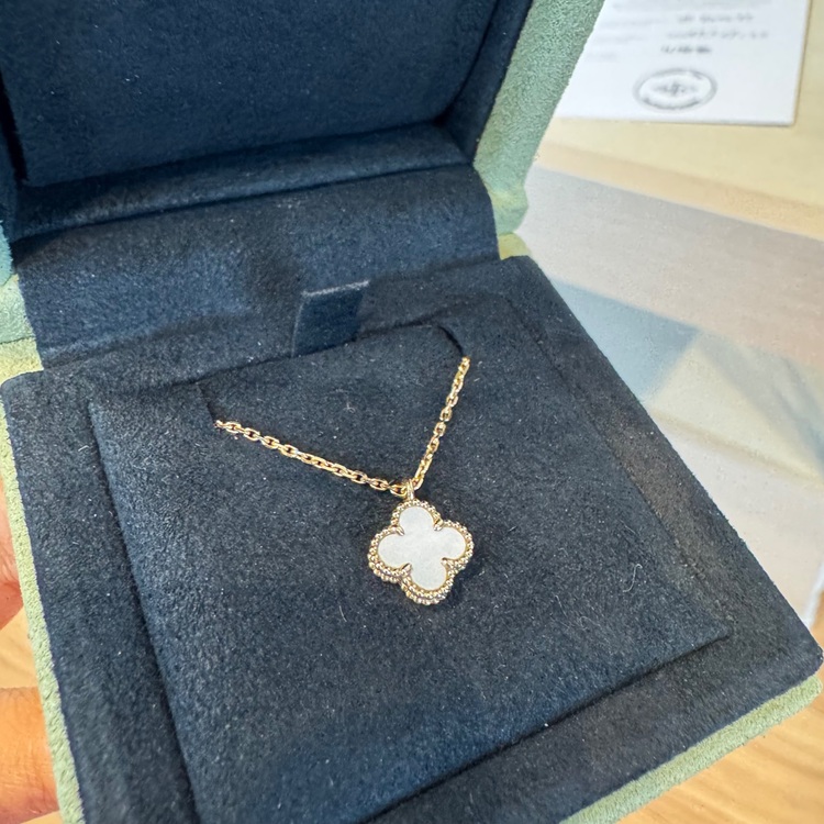 ヴァンクリーフスウィート アルハンブラ ペンダント 18K イエローゴールド, （ブランド財布・小物）の商品画像 - 査定依頼日：2025年11月8日 - 最高査定価格：150,000円