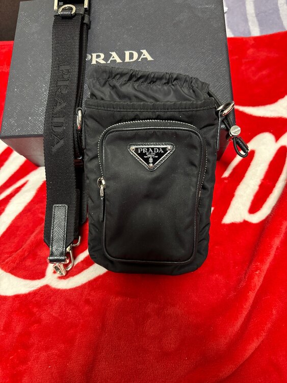 Re-Nylon スマートフォンケース（ブランドバッグ）の商品画像 - 査定依頼日：2025年3月17日 - 最高査定価格：100,000円