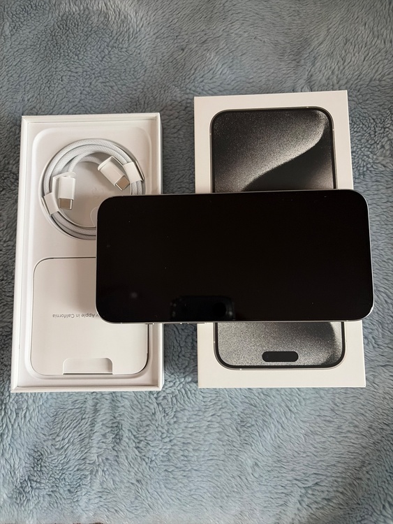 iPhone iPhone 15 Pro Max 256GB au（スマホ）の商品画像 - 査定依頼日：2026年6月2日 - 最高査定価格：97,000円