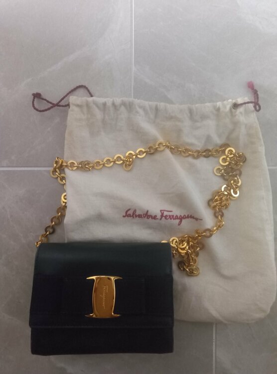 ヴェラリボンレザーミニバッグチェーン（ブランドバッグ）の商品画像 - 査定依頼日：2025年12月6日 - 最高査定価格：15,000円