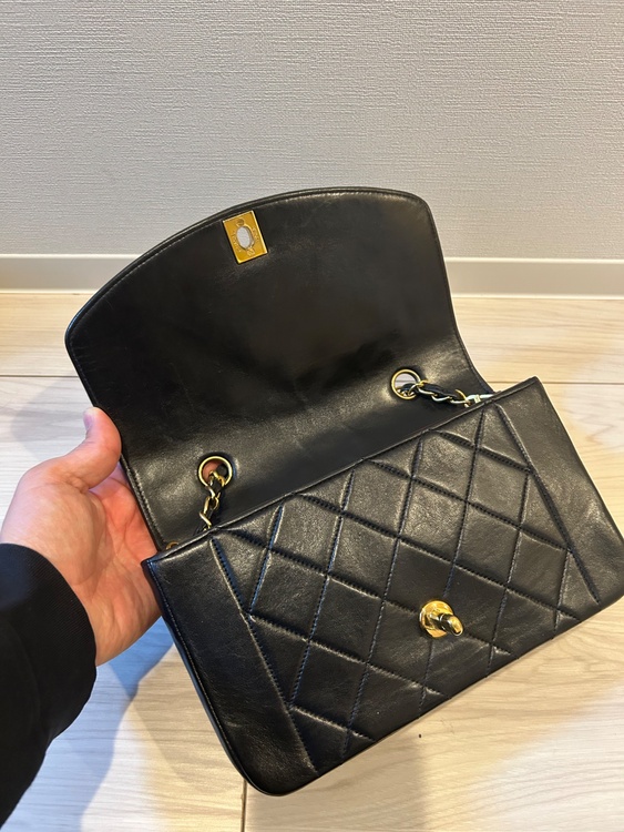 ダイアナフラップ22cm （ブランドバッグ）の商品画像 - 査定依頼日：2026年4月18日 - 最高査定価格：450,000円