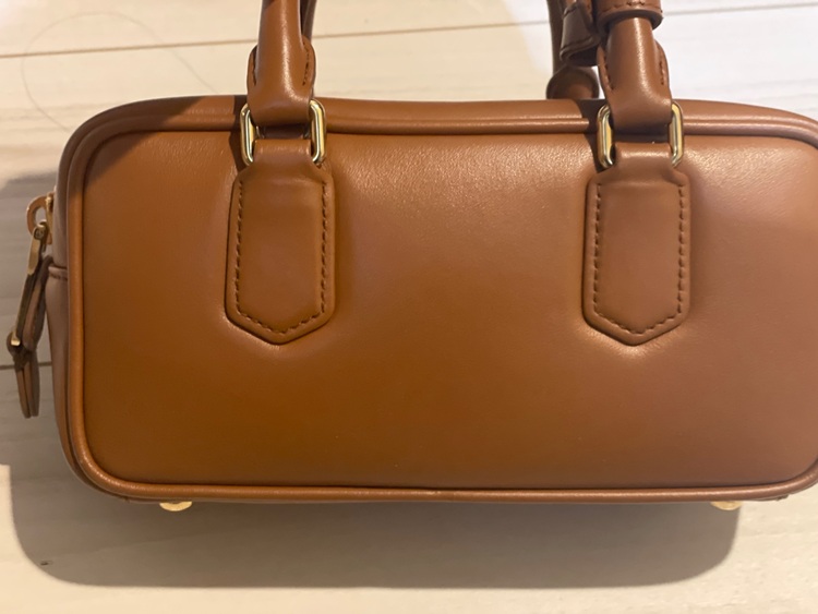 ミュウミュウ  （ブランドバッグ）の商品画像 - 査定依頼日：2025年6月30日 - 最高査定価格：220,000円