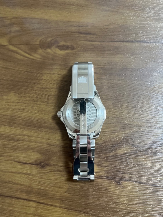 タグホイヤー アクアレーサー wbp211（高級時計）の商品画像 - 査定依頼日：2025年7月8日 - 最高査定価格：300,000円