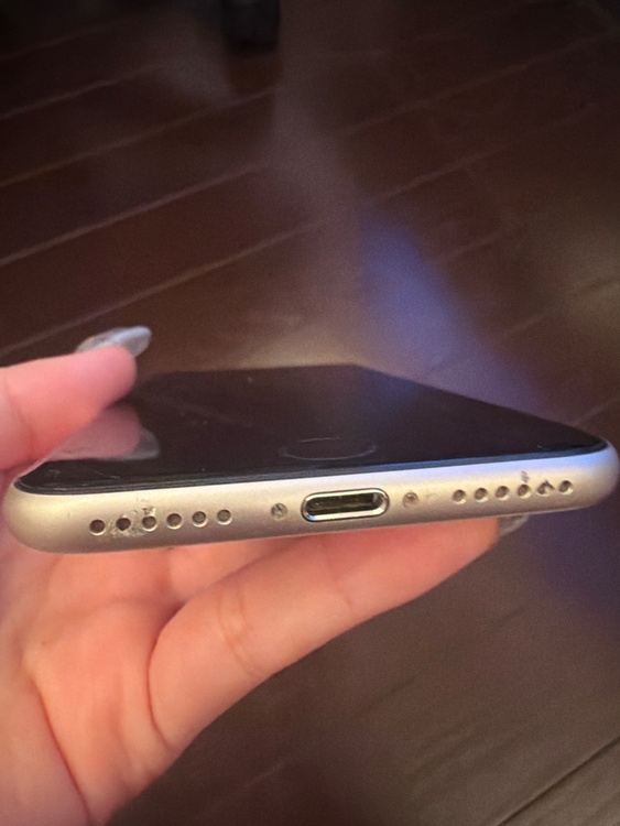 iPhone SE (第 3 世代) 64GB 楽天モバイル（スマホ）の商品画像 - 査定依頼日：2026年4月8日 - 最高査定価格：15,000円