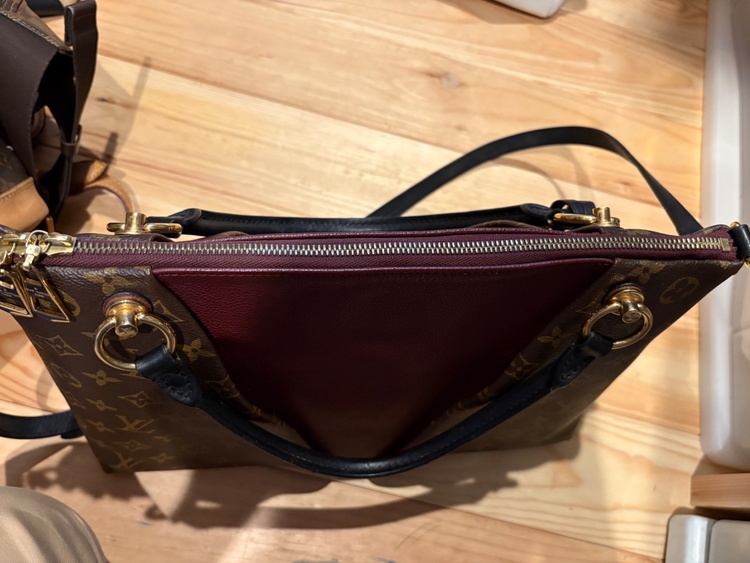 ヴィトン モノグラム Vトート（ブランドバッグ）の商品画像 - 査定依頼日：2026年3月24日 - 最高査定価格：180,000円