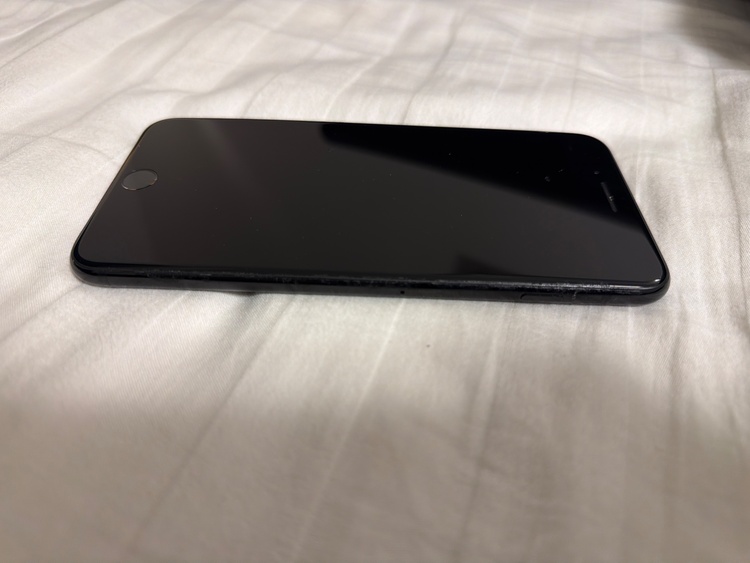 iPhone iPhone7 Plus 256GB au（スマホ）の商品画像 - 査定依頼日：2026年5月23日 - 最高査定価格：4,500円