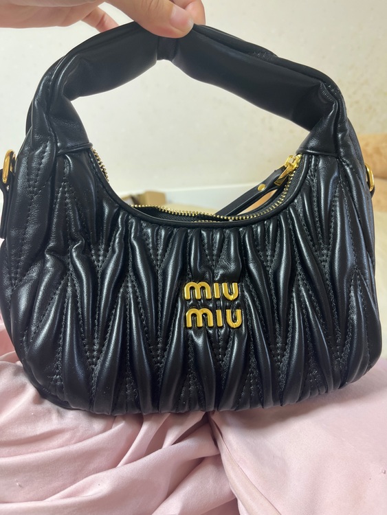 ミュウミュウ  （ブランドバッグ）の商品画像 - 査定依頼日：2025年6月5日 - 最高査定価格：180,000円