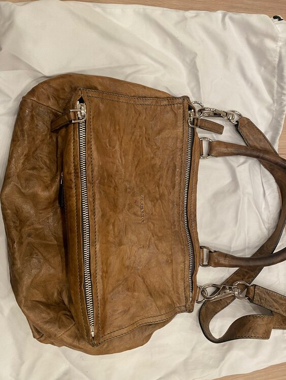 ジバンシィ  （ブランドバッグ）の商品画像 - 査定依頼日：2025年2月22日 - 最高査定価格：12,000円