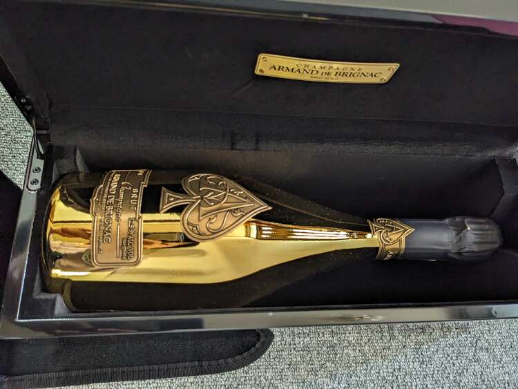 シャンパン アルマン・ド・ブリニャック （お酒）の商品画像 - 査定依頼日：2025年3月20日 - 最高査定価格：28,000円