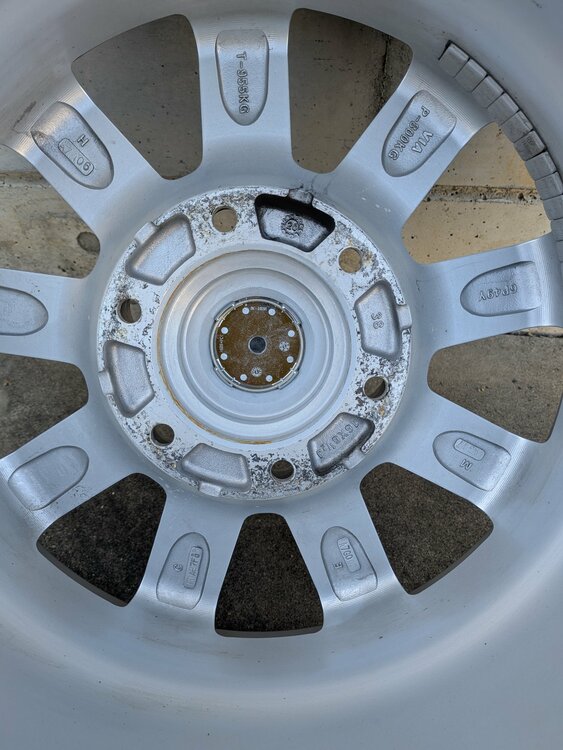 ハイエースバン215/65R16ミシュランオールシーズンタイヤ（カー用品）の商品画像 - 査定依頼日：2026年3月15日 - 最高査定価格：10,000円