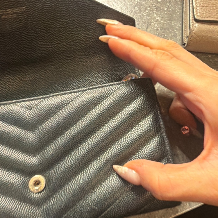 カサンドラ マトラッセ ラージ フラップウォレットのブラック×ゴールド金具？（ブランド財布・小物）の商品画像 - 査定依頼日：2026年9月25日 - 最高査定価格：100,000円