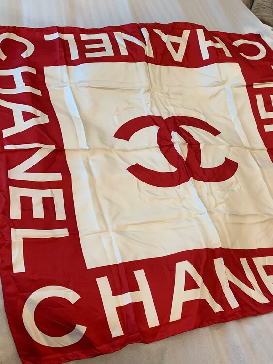 CHANELスカーフシルク80✖️80 （古着・ファッション）の商品画像 - 査定依頼日：2025年3月6日 - 最高査定価格：7,000円