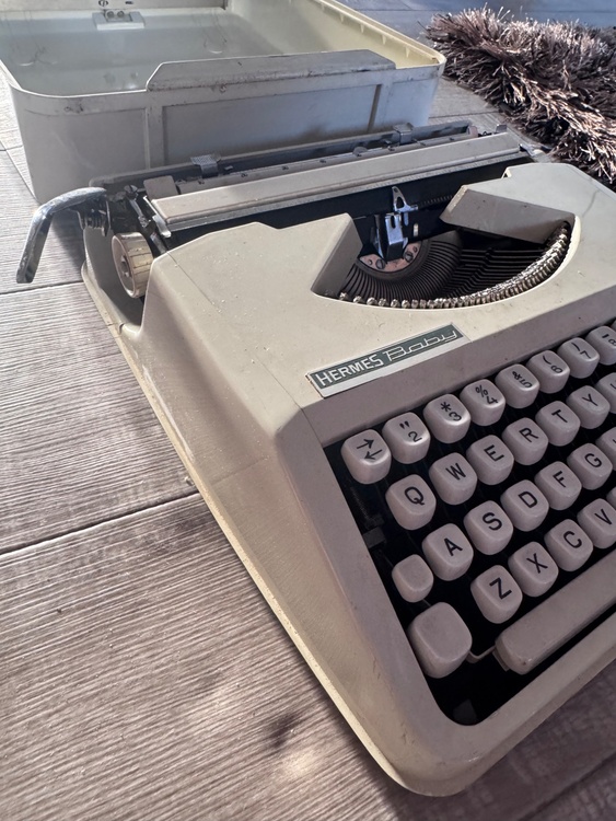 HERMES Baby エルメス ベビー ポータブルタイプライター ヴィンテージ 1967年（家電）の商品画像 - 査定依頼日：2026年7月25日 - 最高査定価格：18,000円