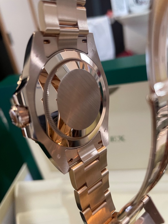 ロレックス GMTマスター 126715CHNr（高級時計）の商品画像 - 査定依頼日：2025年8月27日 - 最高査定価格：5,320,000円