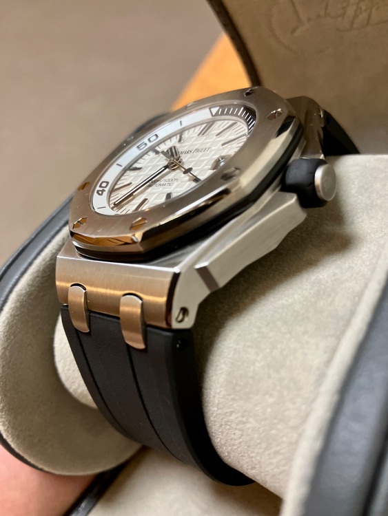 ロイヤルオークオフショアダイバー（高級時計）の商品画像 - 査定依頼日：2025年8月16日 - 最高査定価格：2,500,000円