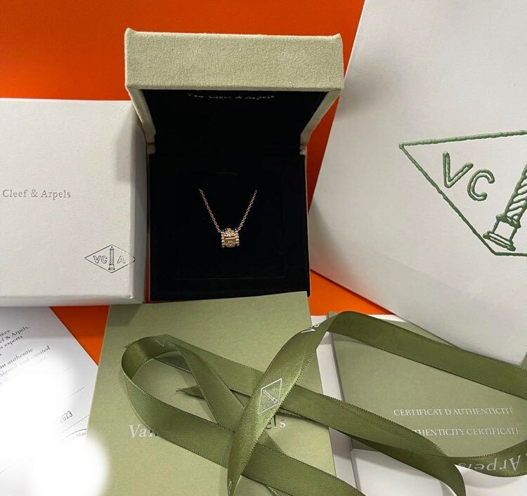 Van Cleef & Arpels ペルレ ネックレス VCARO2EF00（宝石）の商品画像 - 査定依頼日：2024年11月17日 - 最高査定価格：400,000円