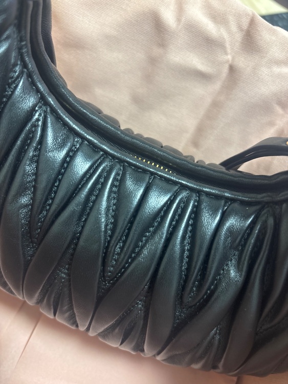 ミュウミュウ  （ブランドバッグ）の商品画像 - 査定依頼日：2025年9月22日 - 最高査定価格：185,000円