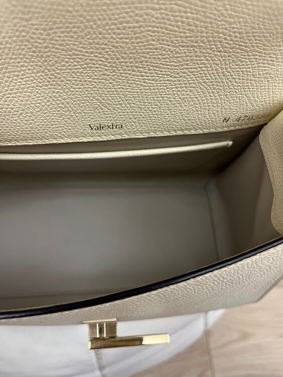 ヴァレクストラ  （ブランドバッグ）の商品画像 - 査定依頼日：2025年3月9日 - 最高査定価格：100,000円