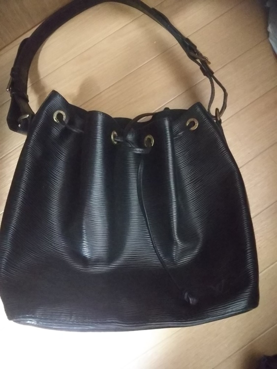 黒 バケツバック（ブランドバッグ）の商品画像 - 査定依頼日：2022年5月26日 - 最高査定価格：20,000円