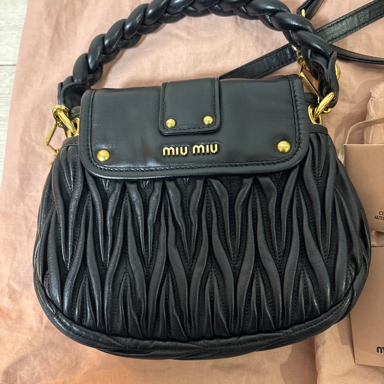 ミュウミュウ  （ブランドバッグ）の商品画像 - 査定依頼日：2025年12月14日 - 最高査定価格：50,000円