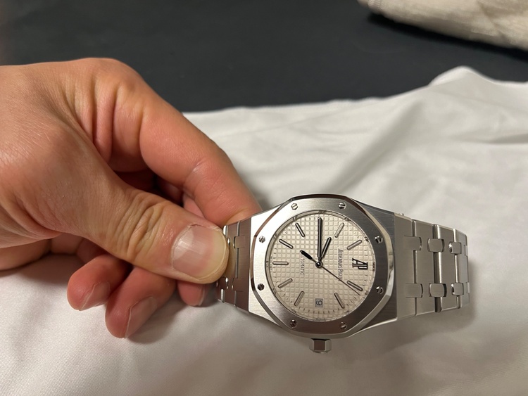 オーデマピゲ ロイヤルオーク 15300r（高級時計）の商品画像 - 査定依頼日：2026年2月9日 - 最高査定価格：4,550,000円