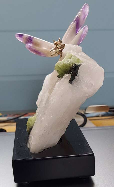 置物(水晶/翡翠らしき原石にトンボの細工)（美術品・骨董品）の商品画像 - 査定依頼日：2025年2月18日 - 最高査定価格：1,000円