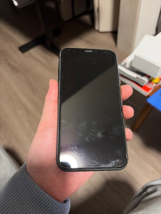 iPhone11 128GB au（スマホ）の商品画像 - 査定依頼日：2026年3月27日 - 最高査定価格：21,000円