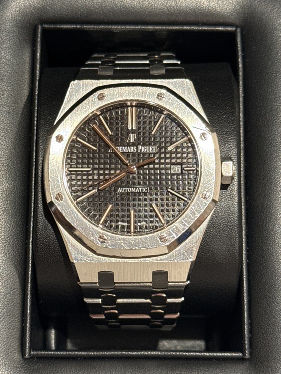 オーデマピゲ ロイヤルオーク 15400（高級時計）の商品画像 - 査定依頼日：2026年1月26日 - 最高査定価格：5,300,000円