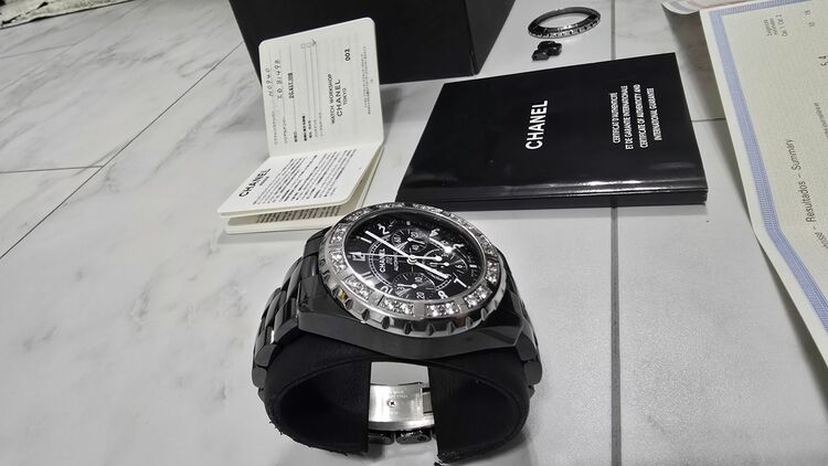 J12 クロノグラフ アフターベゼル（高級時計）の商品画像 - 査定依頼日：2025年10月1日 - 最高査定価格：350,000円