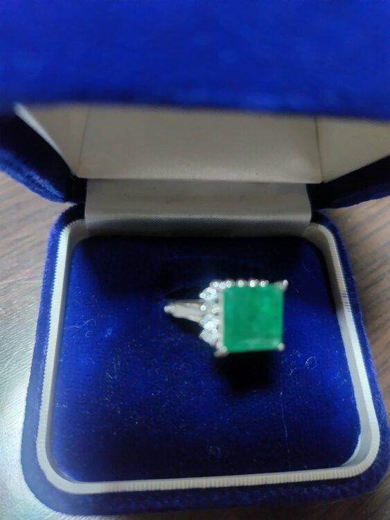 エメラルドリングダイアつき（金・貴金属）の商品画像 - 査定依頼日：2025年12月6日 - 最高査定価格：500,000円
