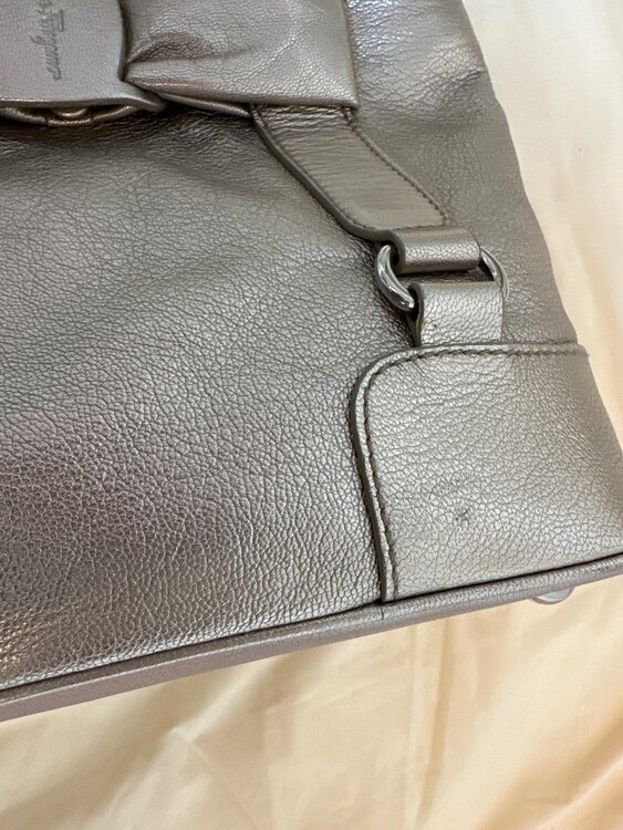 フェラガモ  リボントートバッグ（ブランドバッグ）の商品画像 - 査定依頼日：2025年3月9日 - 最高査定価格：7,000円